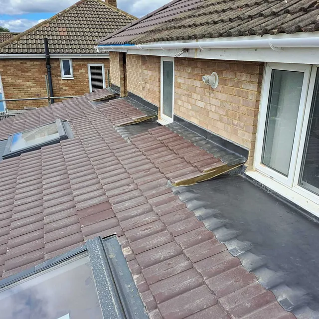 Roof window installations