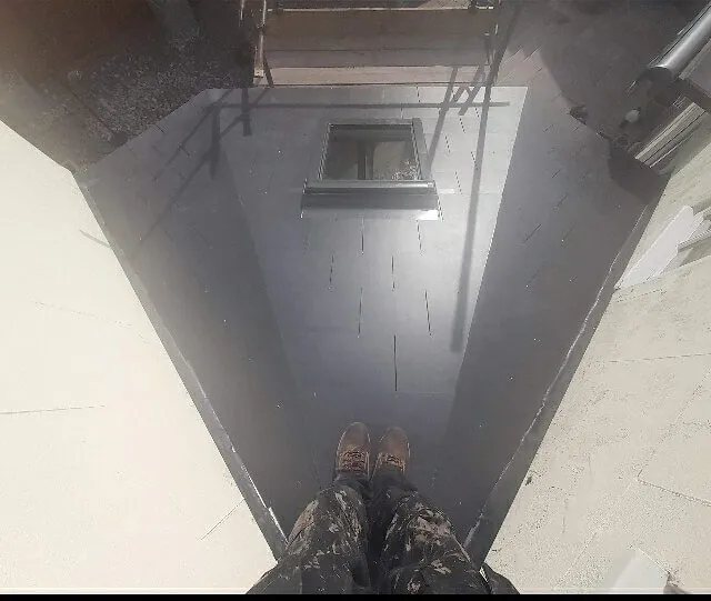 Roof window installations